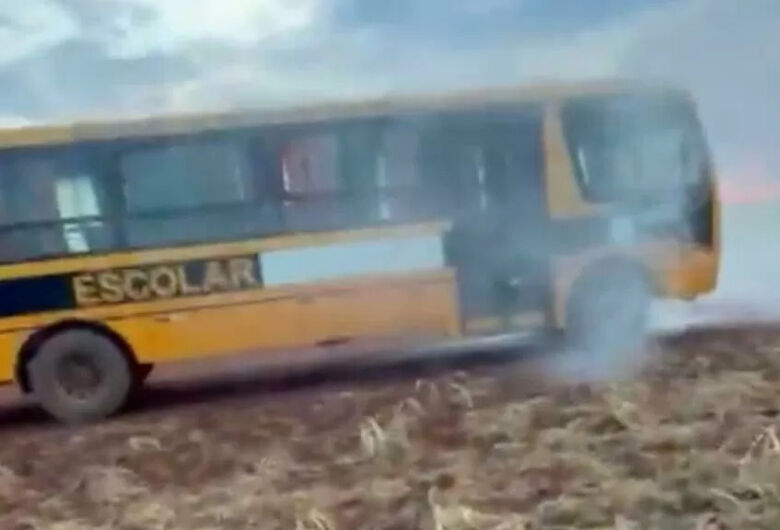 Ônibus escolar pega fogo com alunos dentro em Costa Rica - MS