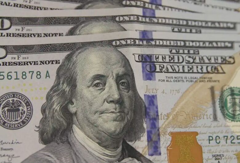 Dólar tem maior alta diária em dois meses e sobe para R$ 4,94
