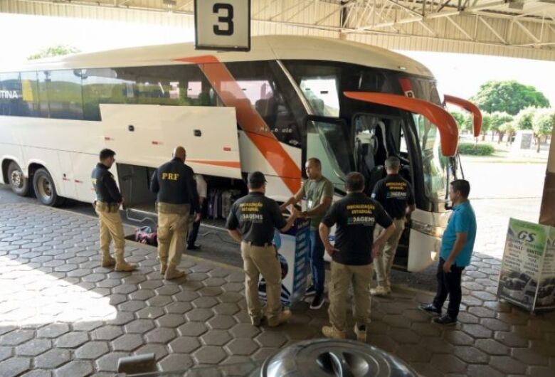 Agems e PRF orientam mais de 400 passageiros de ônibus na Operação Rodovida