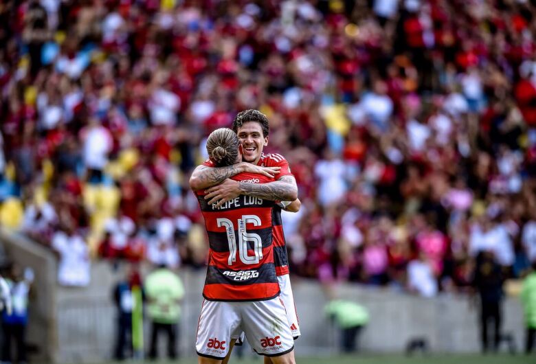 Em tarde de homenagens, Flamengo bate o Cuiabá no Maracanã e segue no G4