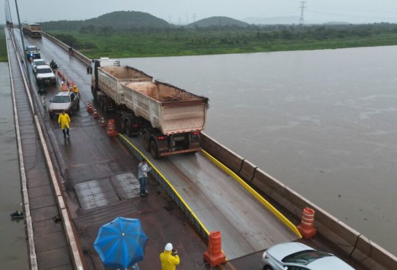 Mesmo sob reparos, ponte sobre o Rio Paraguai segue aberta para veículos