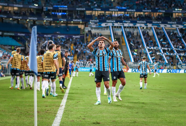 Grêmio vence Athletico Paranaense por 2 a 0 na Arena e conquista primeira vitória no Brasileirão