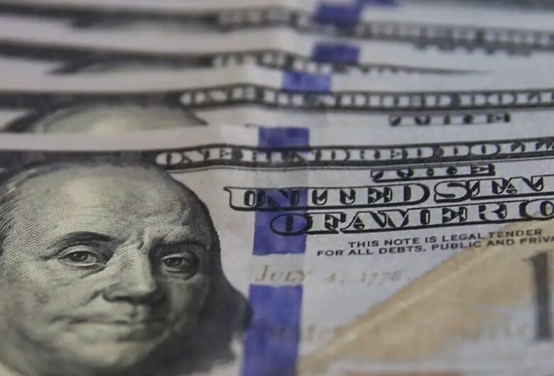 Dólar aproxima-se de R$ 5,19 com exterior e novas metas fiscais

