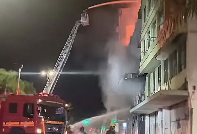 Incêndio em pousada deixa pelo menos 10 mortos
