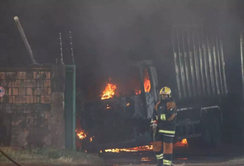 Incêndio destrói depósito de caminhões e prejuízo chega a R$ 7 milhões