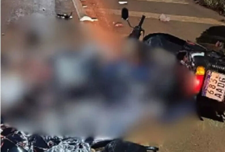 Motociclistas têm cabeça esmagada em acidente com caminhão na fronteira