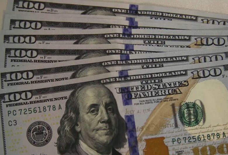 Dólar encosta em R$ 5,21 pressionado por Brasil e exterior
