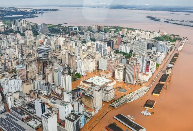 Bairro de Porto Alegre terá de ser evacuado após dique transbordar
