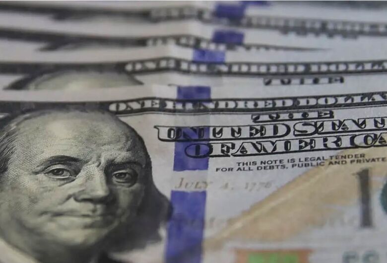 Dólar cai para R$ 5,11 com alívio externo e decisão da agência Moody's
