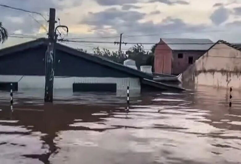 Nível da água não baixa e mais bairros de Porto Alegre ficam alagados

