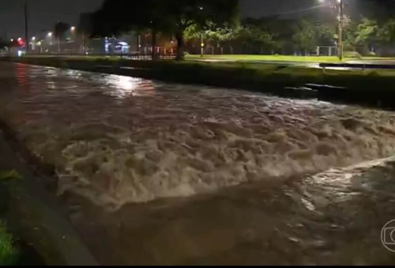 Porto Alegre fecha comportas de segurança para evitar inundação
