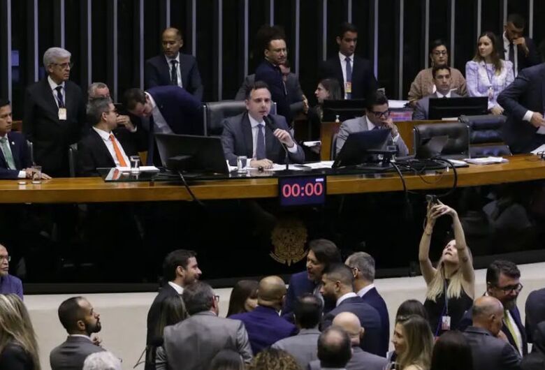 Congresso mantém veto de Bolsonaro à Lei em Defesa da Democracia
