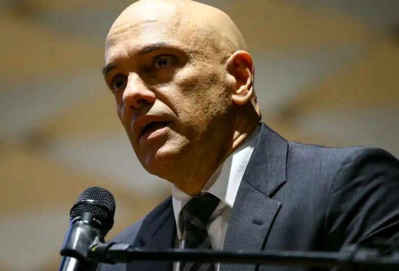 Moraes solta ex-assessor de Bolsonaro investigado por trama golpista
