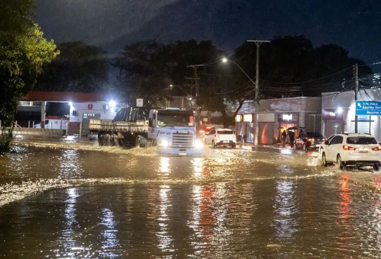 Enchentes no RS causaram prejuízos de R$ 3,32 bilhões ao varejo
