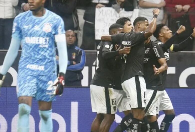 Botafogo vence o Corinthians pela primeira vez em Itaquera e dorme na liderança