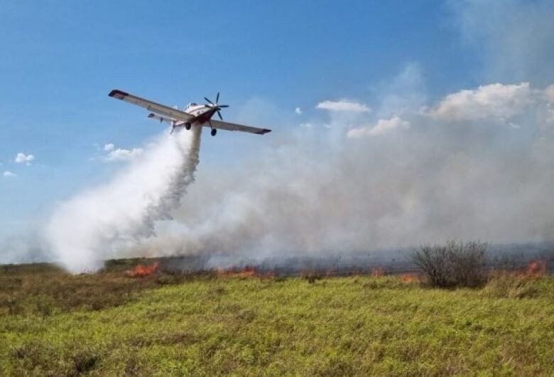 Com apoio aéreo, bombeiros atuam em incêndios florestais e resgatam ribeirinhos 