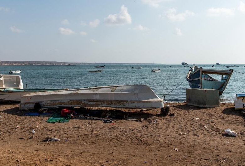 Barco vira e mata pelo menos 49 migrantes na costa do Iêmen