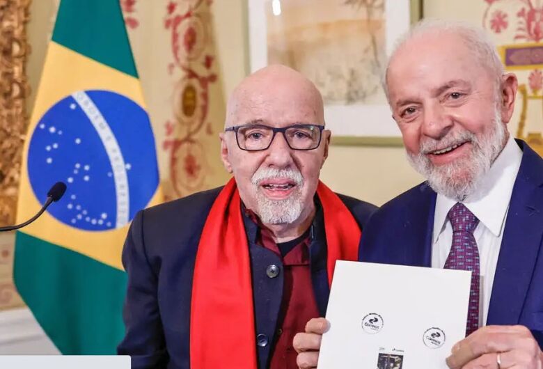 Lula lança selo dos Correios em celebração a obra de Paulo Coelho
