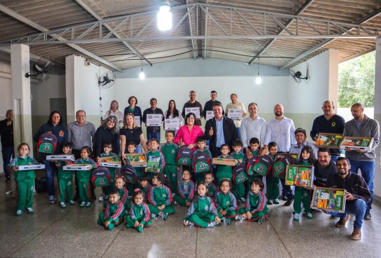 Prefeitura de Caarapó entrega kits escolares e uniformes para 5,2 mil alunos da rede municipal 
