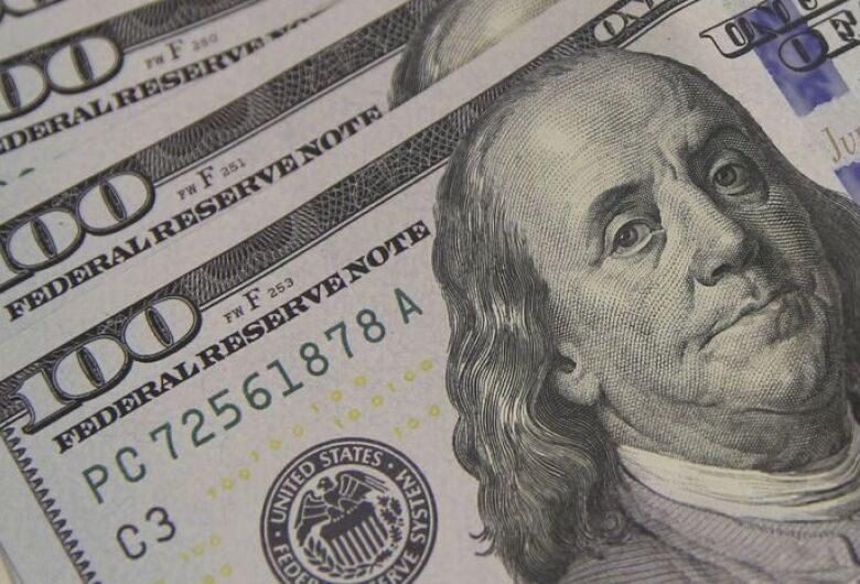 Dólar cai para R$ 5,48 após anúncio de corte de R$ 25 bi no orçamento
