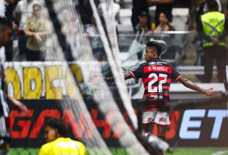 Fora de casa, Flamengo vence Atlético-MG por 4 a 2 e permanece na liderança
