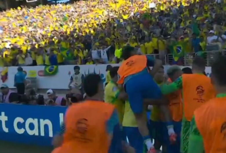 Mesmo com empate diante da Colômbia, Brasil classifica
