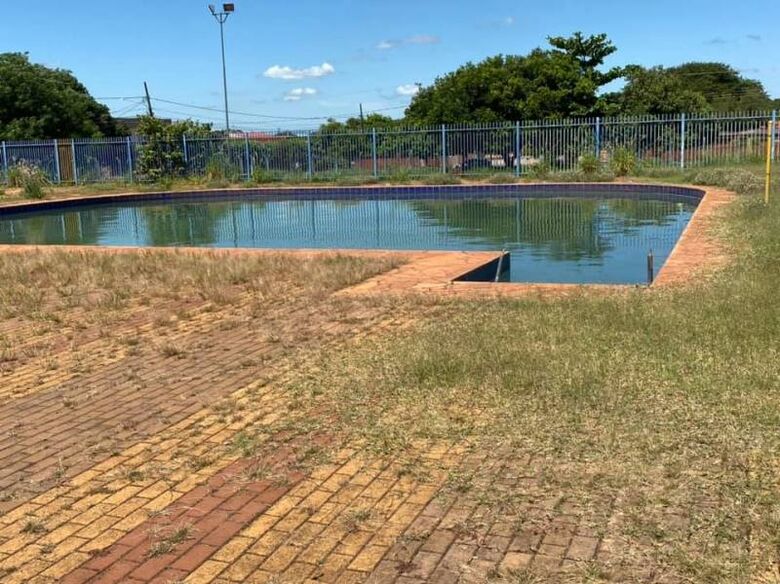 A piscina estava com água parada, o que poderia gerar um foco de mosquito da dengue - Crédito: Fotos: Redes Sociais/Facebook