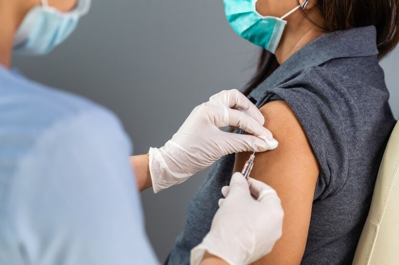 Vacinação em massa é fundamental para a retomada da atividade econômica - Crédito: Shutterstock