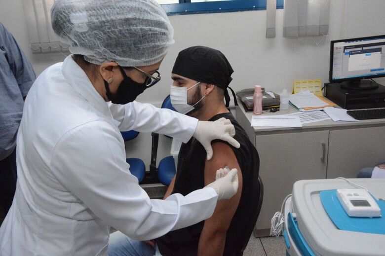 Enfermeiro Antonio Henrique Matos recebeu a dose da vacina contra o coronavírus nesta quinta-feira - 