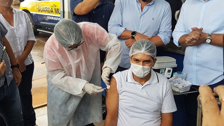 Enfermeiro de 50 anos é o primeiro a receber a vacina contra a Covid-19 - Crédito: Valeria Araújo