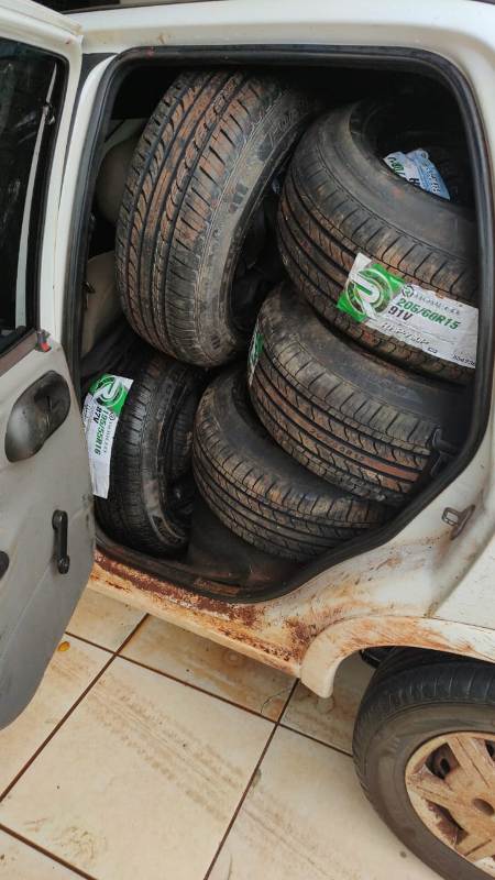 O condutor, de 27 anos, admitiu que os pneus eram do Paraguai - Crédito: Divulgação/PM