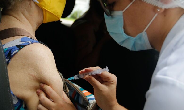 Saúde diz que distribuiu vacina para 100% dos idosos em asilos - 