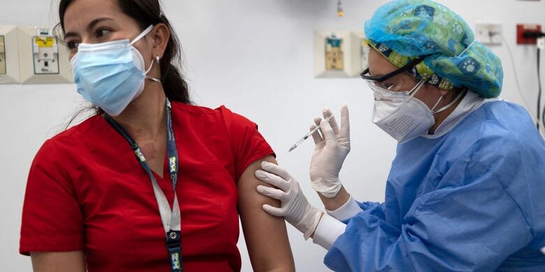 Américas devem ser "prioridade global" para as vacinas contra a COVID-19, afirma diretora da OPAS - 