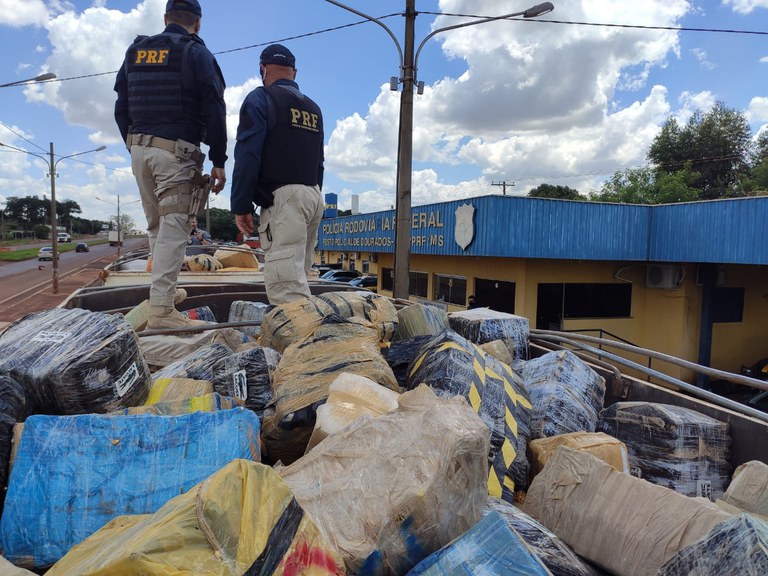 A carga de 29,2 toneladas tinha como destino Itapetininga, no Estado de São Paulo - Crédito: Divulgação/PRF