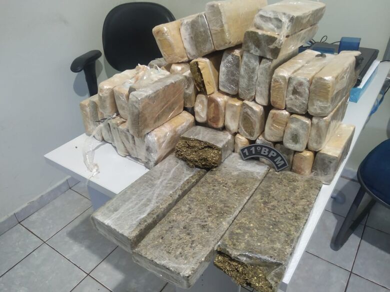 A Polícia Militar encontrou 53 tabletes de maconha, cerca de 23kg da droga. - Crédito: Reprodução 11º BPM