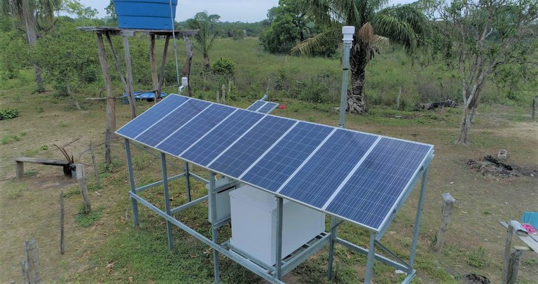 Placas de energia solar do projeto Ilumina Pantanal instaladas na fazenda de Mário Sérgio, em Corumbá - Crédito: TV Brasil