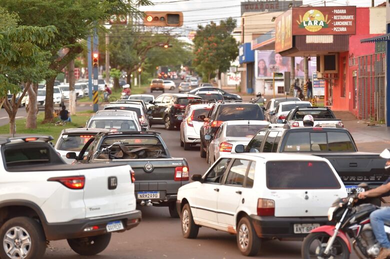 Trânsito de Dourados enfrenta dificuldades para manter o bom fluxo de veículos - Crédito: Marcos Ribeiro