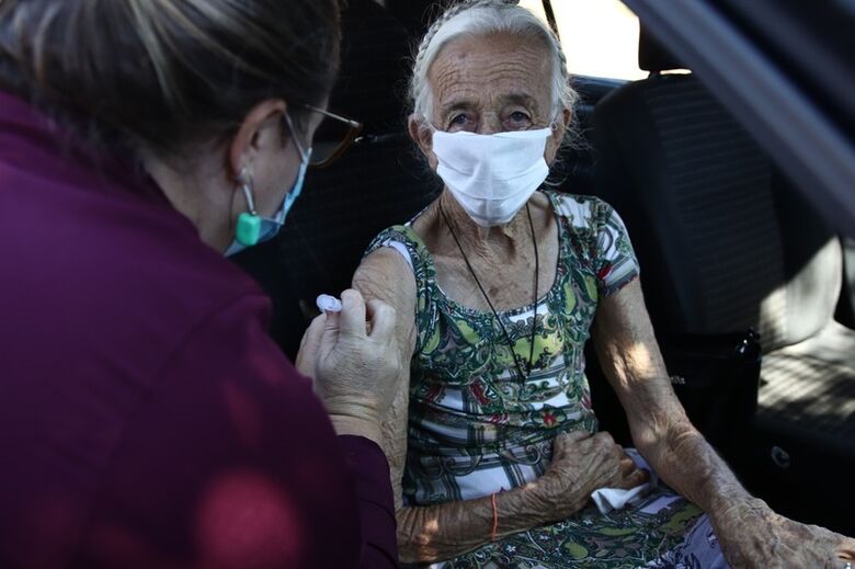 Vacinação de trabalhadores de saúde volta hoje e de idosos de 89 anos na quarta - Crédito: Divulgação