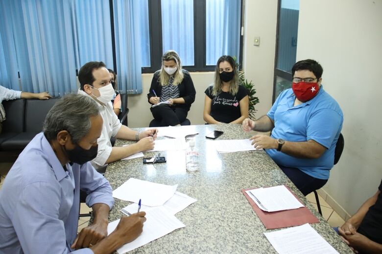 Prefeitura recebe servidores da Funsaud e faz compromisso para debater e resolver problemas - Crédito: Leandro Silva