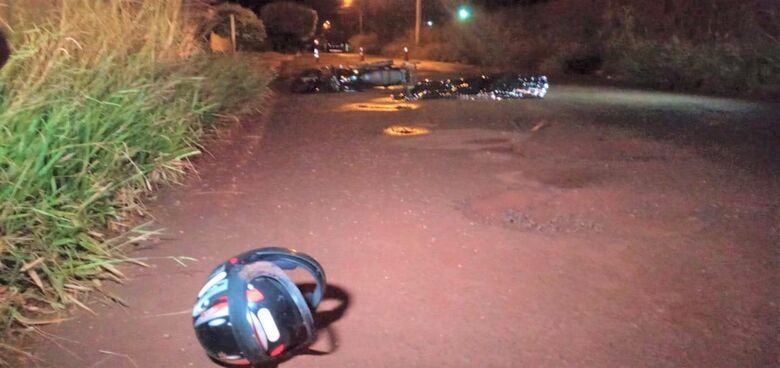 Motociclista cai ao passar por buraco e morre atropelado na vila Toscana - Crédito: cido costa