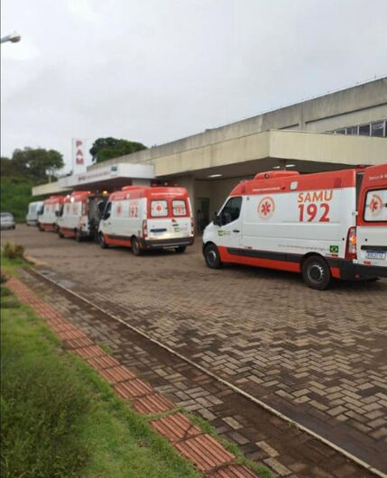 Fila de ambulâncias com pacientes de Covid-19 se forma em frente ao Hospital Regional de MS - Crédito: Redes Sociais/Divulgação