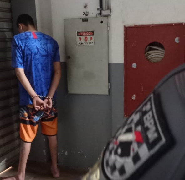 Homem flagrado furtando roupas no shopping é preso pela PM - Crédito: Divulgação
