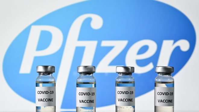 Vacina da Pfizer vai precisar de terceira dose como reforço - Crédito: Justin Tallis/AFP