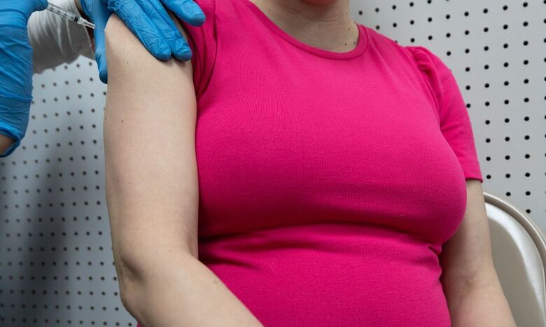 Vacinação de grávidas e puérperas passa a ser feita, nesta fase, com doses da Pfizer - 