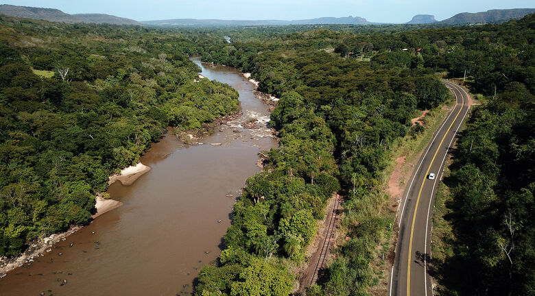 Estrada-Parque tem grande potencial turístico: asfalto corta a morraria, onde passam o Rio Aquidauana e a antiga ferrovia Noroeste do Brasil - Crédito: Chico Ribeiro
