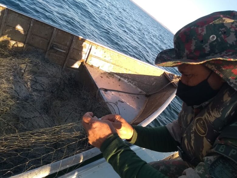 Polícia Militar Ambiental apreende cerca de 1km de redes de pesca ilegais no Rio Paraná - Crédito: PMA/Divulgação