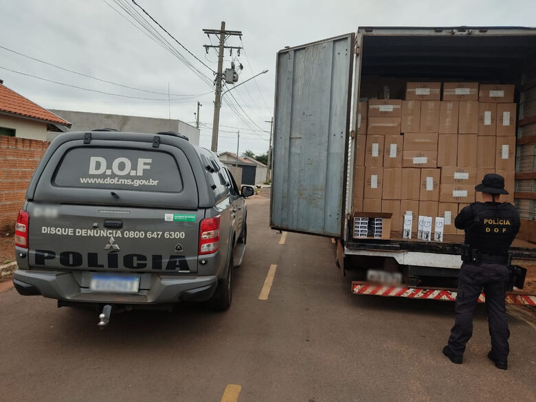 DOF apreende caminhão com 20 mil pacotes de cigarros contrabandeados - Crédito: DOF/Divulgação
