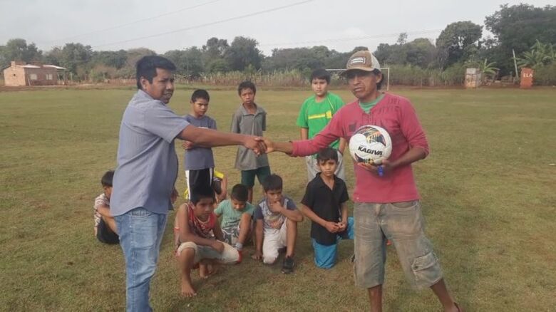 Ceaid faz entrega de bolas para incentivar projetos voluntários nas aldeias - Crédito: Assecom