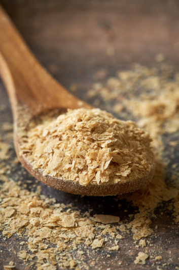 Proveniente do fungo Saccharomyces carevisiae, a levedura é responsável pela fermentação do açúcar de cerais como cevada, malte, arroz e trigo. - 