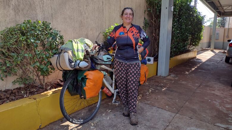 Lina e sua bicicleta, durante passagem por Dourados - Crédito: Filipe Prado